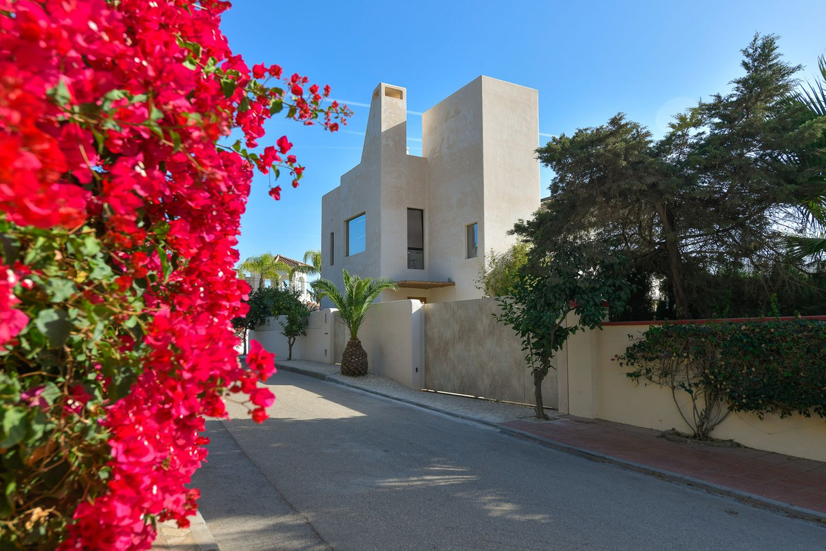 4 Bedroom Villa in Marbella - Photo 14