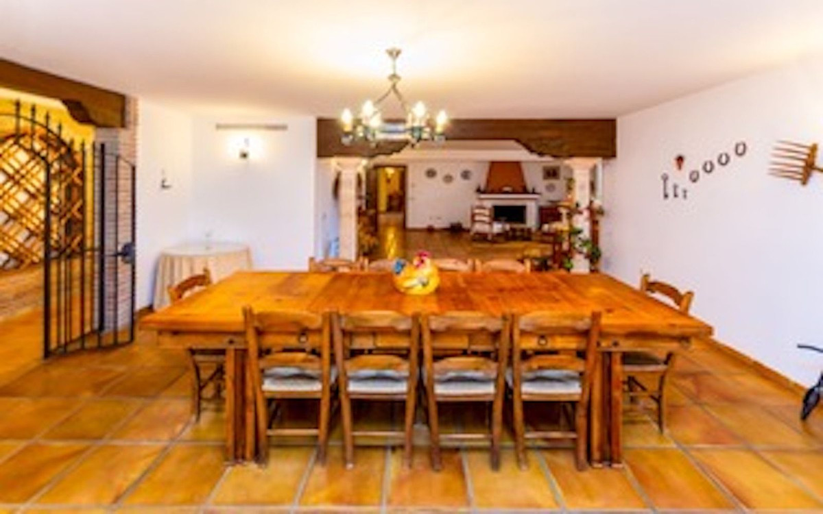 4 Bedroom Villa in Marbella - Photo 3