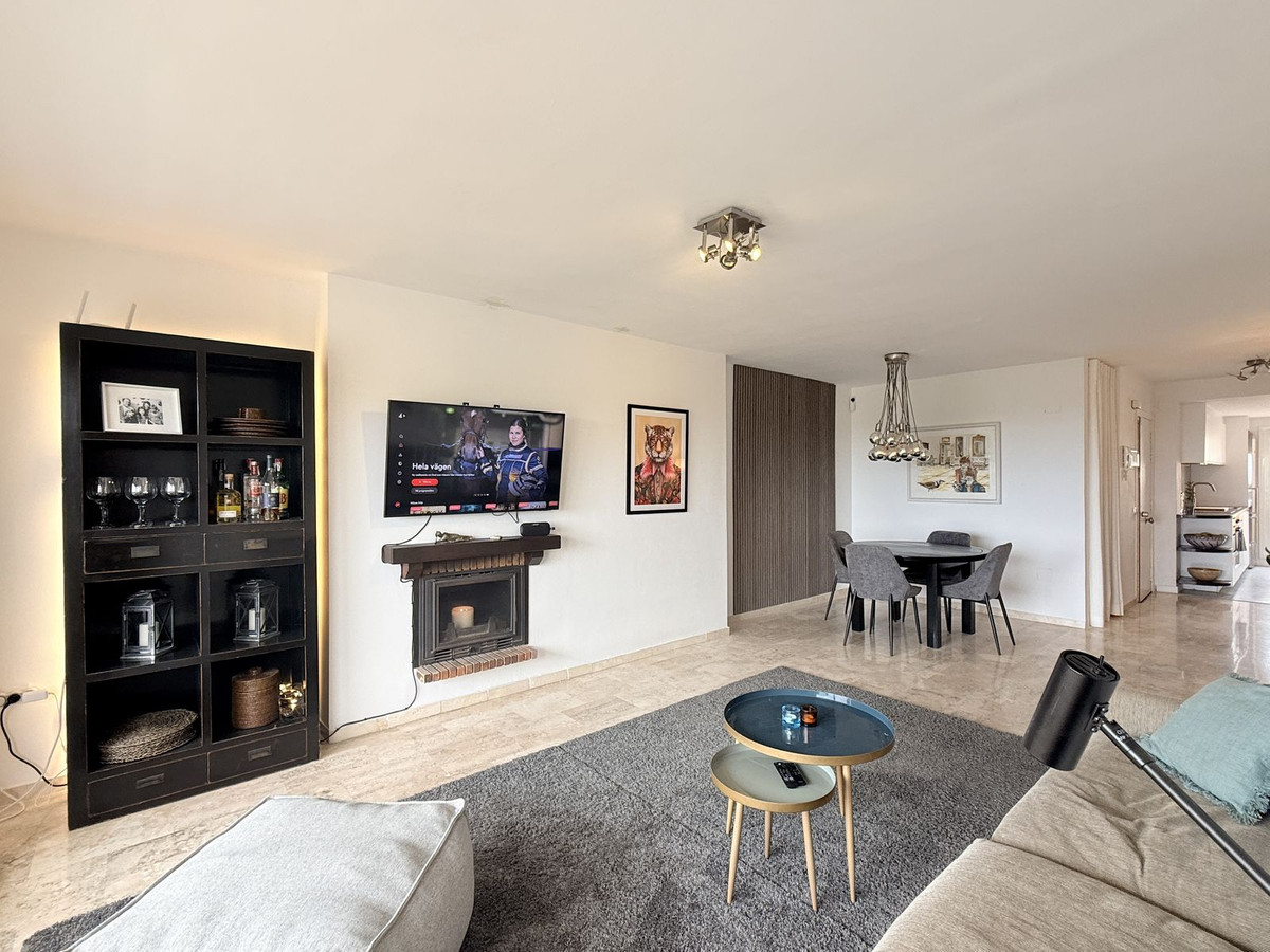 2 Bedroom Apartment in Estepona - Photo 3