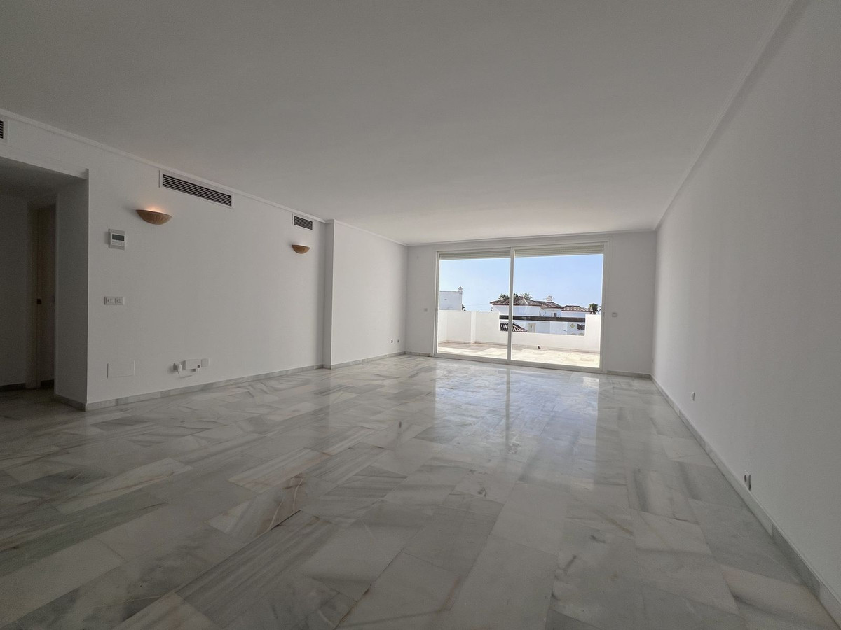 2 Bedroom Apartment in Estepona - Photo 6