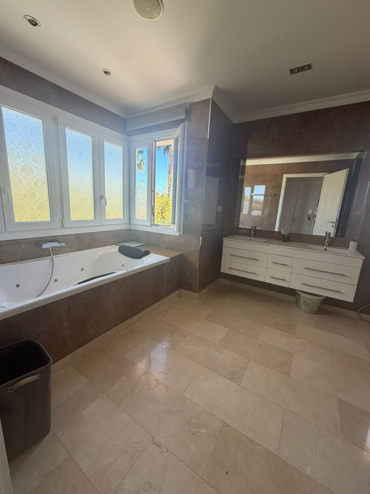 5 Bedroom Villa in Estepona - Photo 21