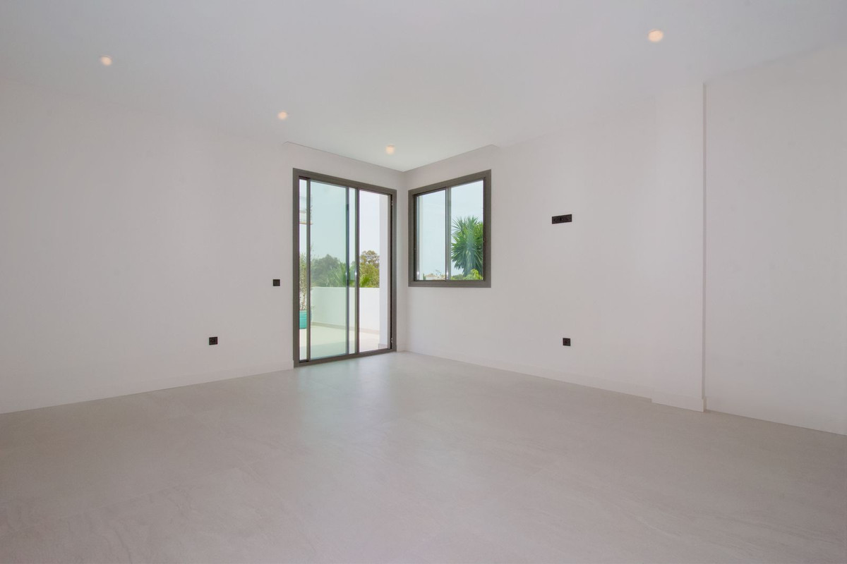 4 Bedroom Villa in Estepona - Photo 18