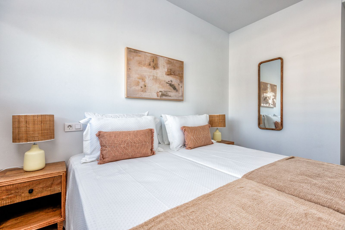 2 Bedroom Apartment in Torremolinos - Photo 18