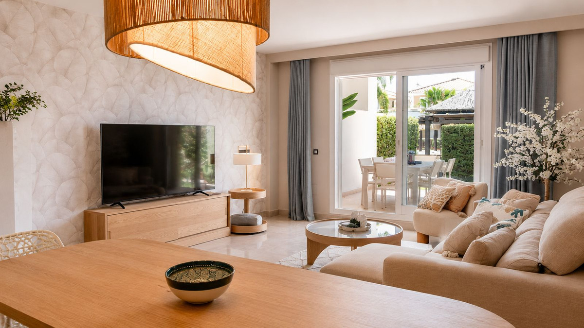 2 Bedroom Apartment in Estepona - Photo 4