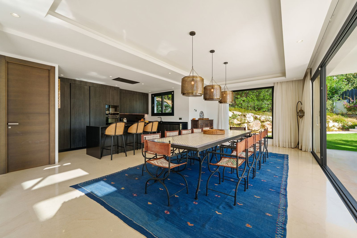 6 Bedroom Villa in Marbella - Photo 17