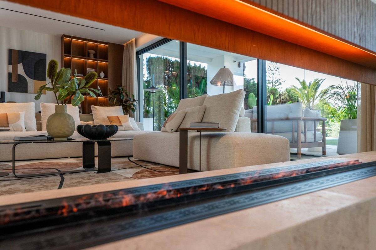 6 Bedroom Villa in Marbella - Photo 9