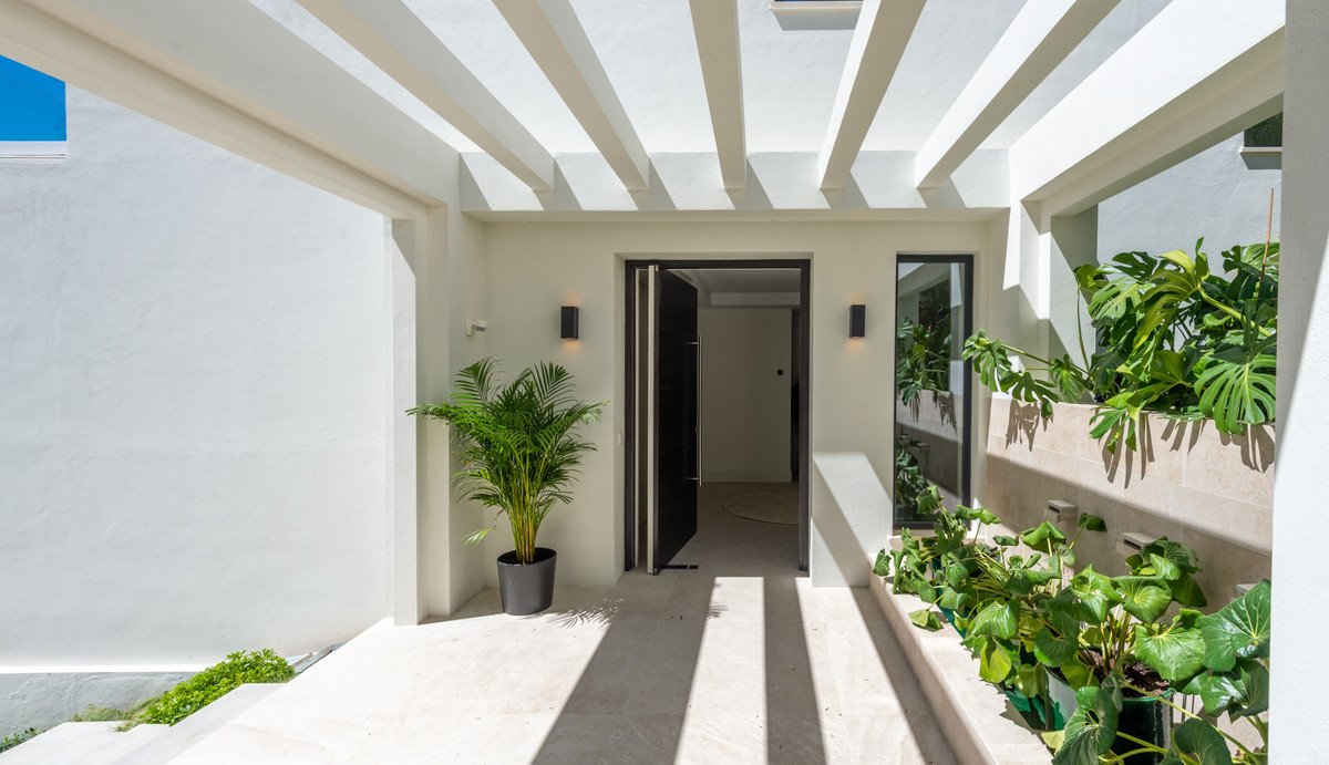 5 Bedroom Villa in Marbella - Photo 8