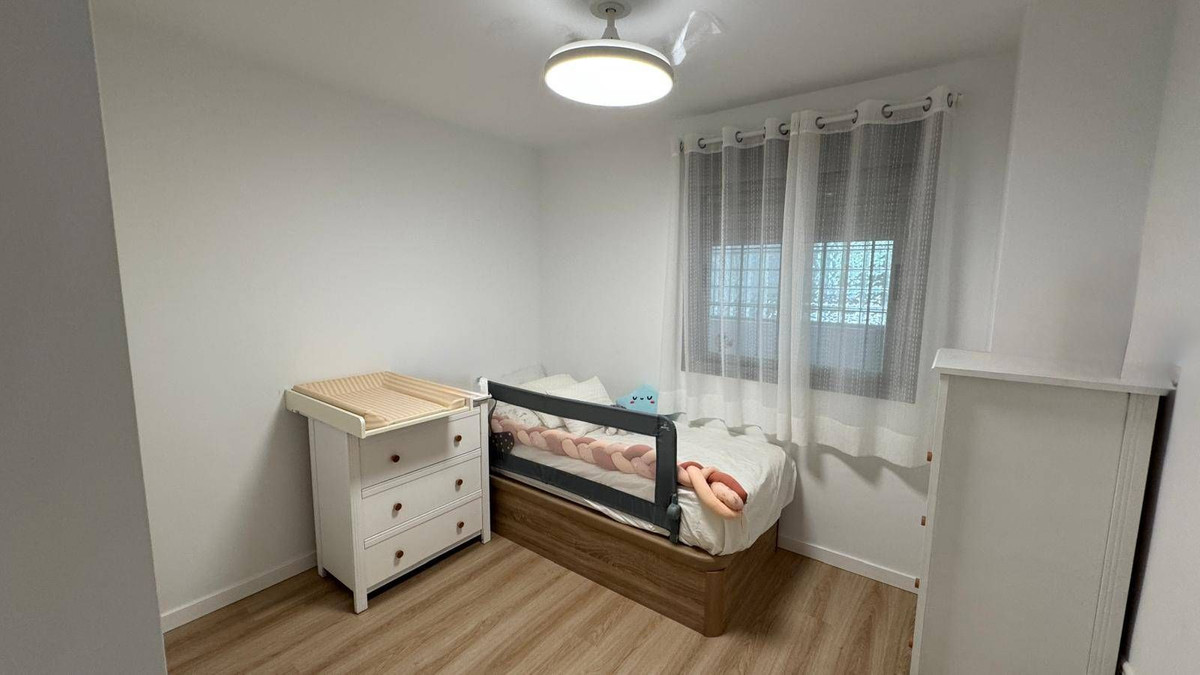 2 Bedroom Apartment in Fuengirola - Photo 10