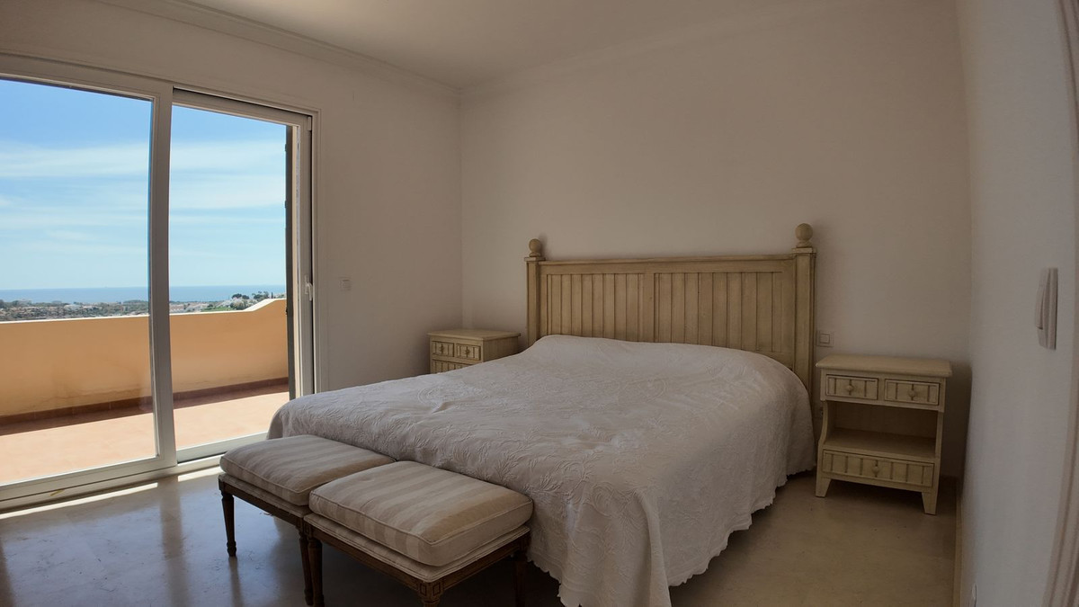 4 Bedroom Townhouse in Benahavís - Photo 41