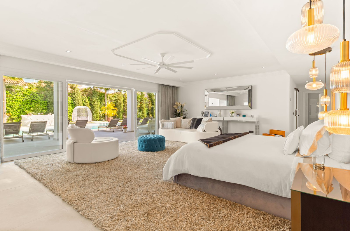 6 Bedroom Villa in Estepona - Photo 20
