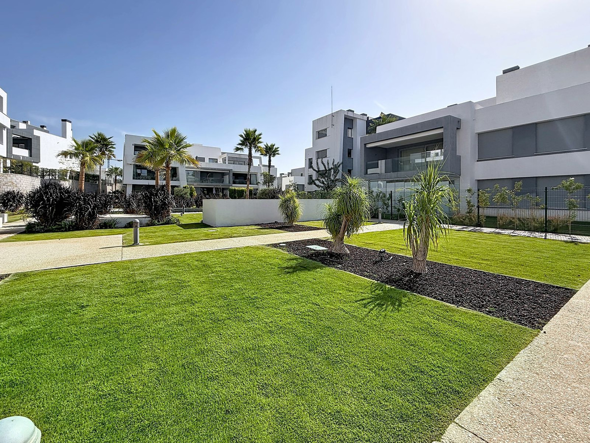 2 Bedroom Apartment in Estepona - Photo 41
