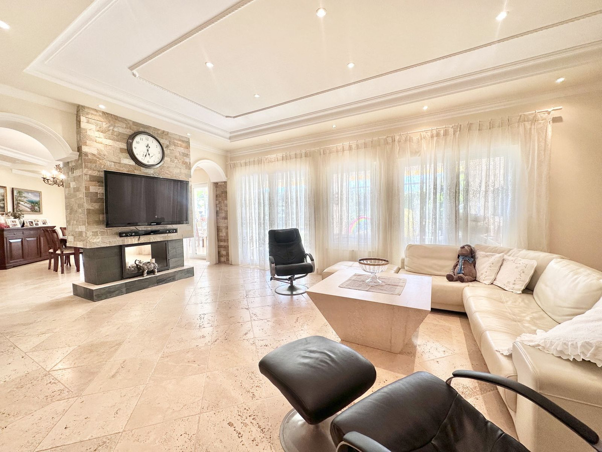 6 Bedroom Villa in Marbella - Photo 3