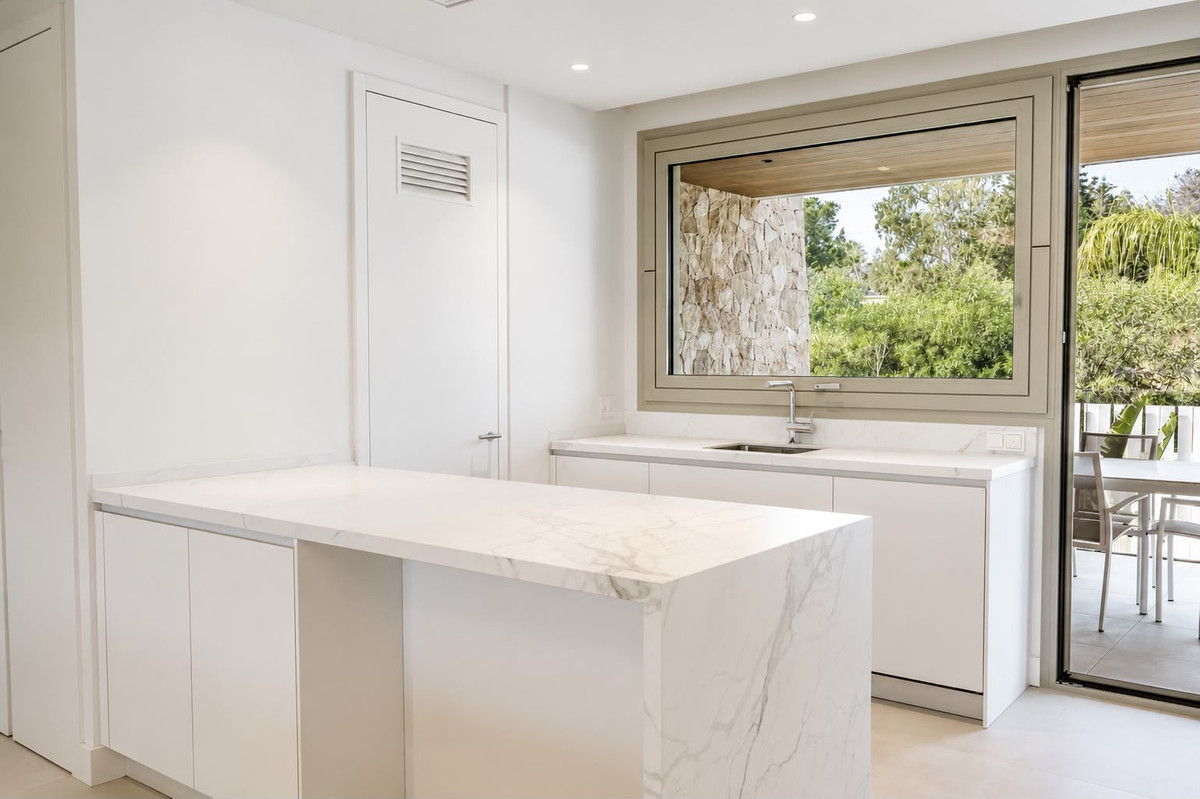 3 Bedroom Apartment in Marbella - Photo 14