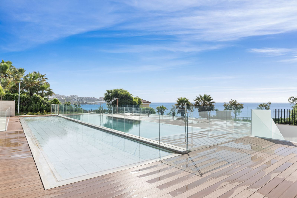 2 Bedroom Apartment in Estepona - Photo 26