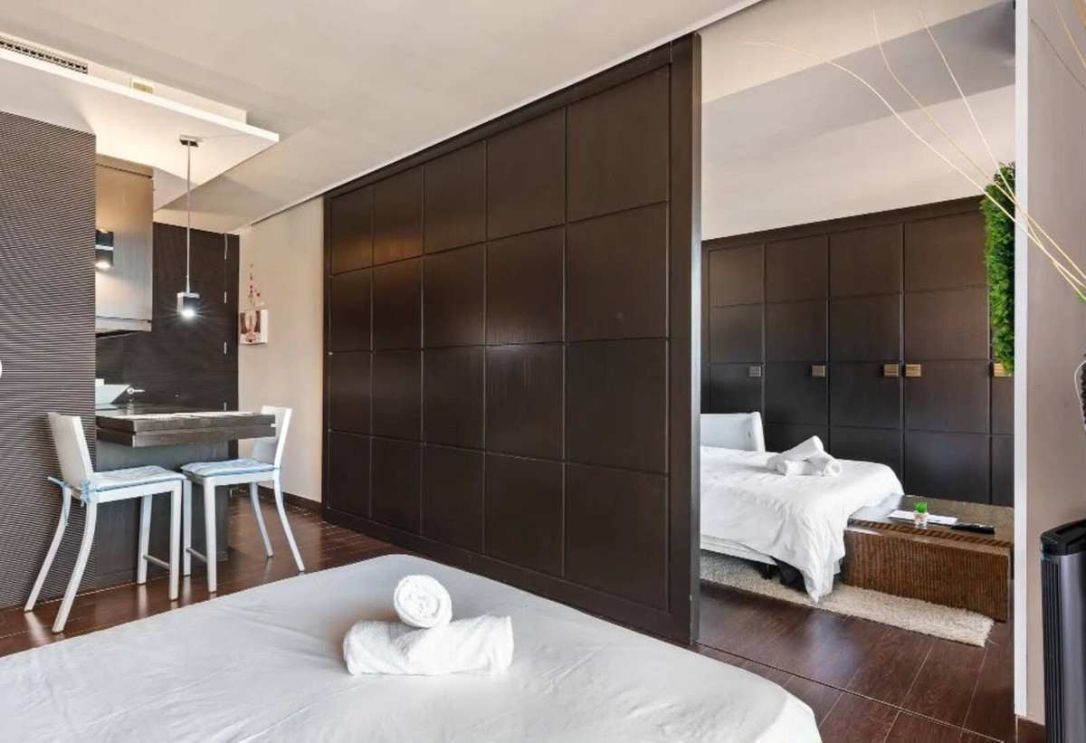 1 Bedroom Apartment in Marbella - Photo 8