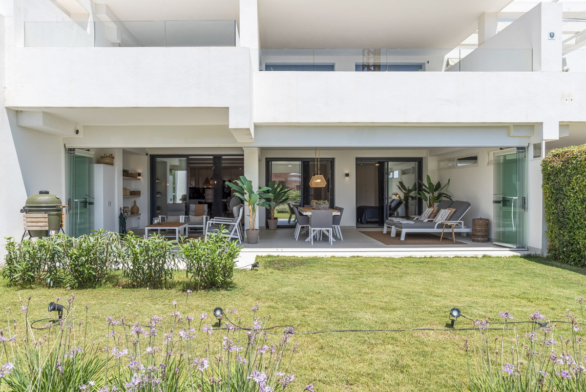 2 Bedroom Apartment in Estepona - Photo 2