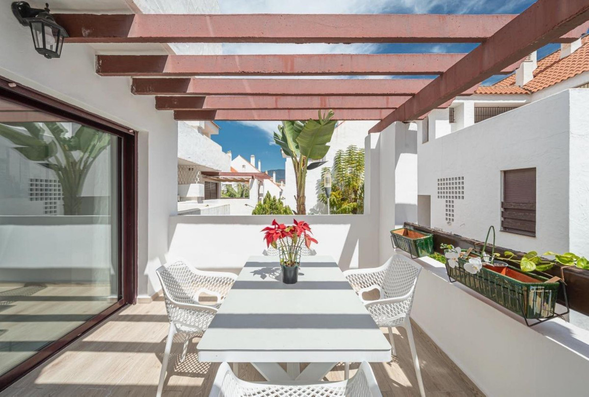 3 Bedroom Apartment in Marbella - Photo 2