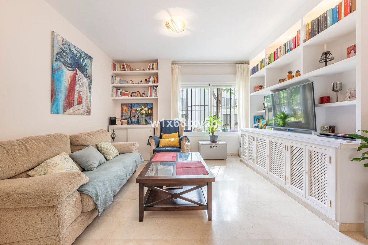 1 Bedroom Apartment in Estepona - Photo 7