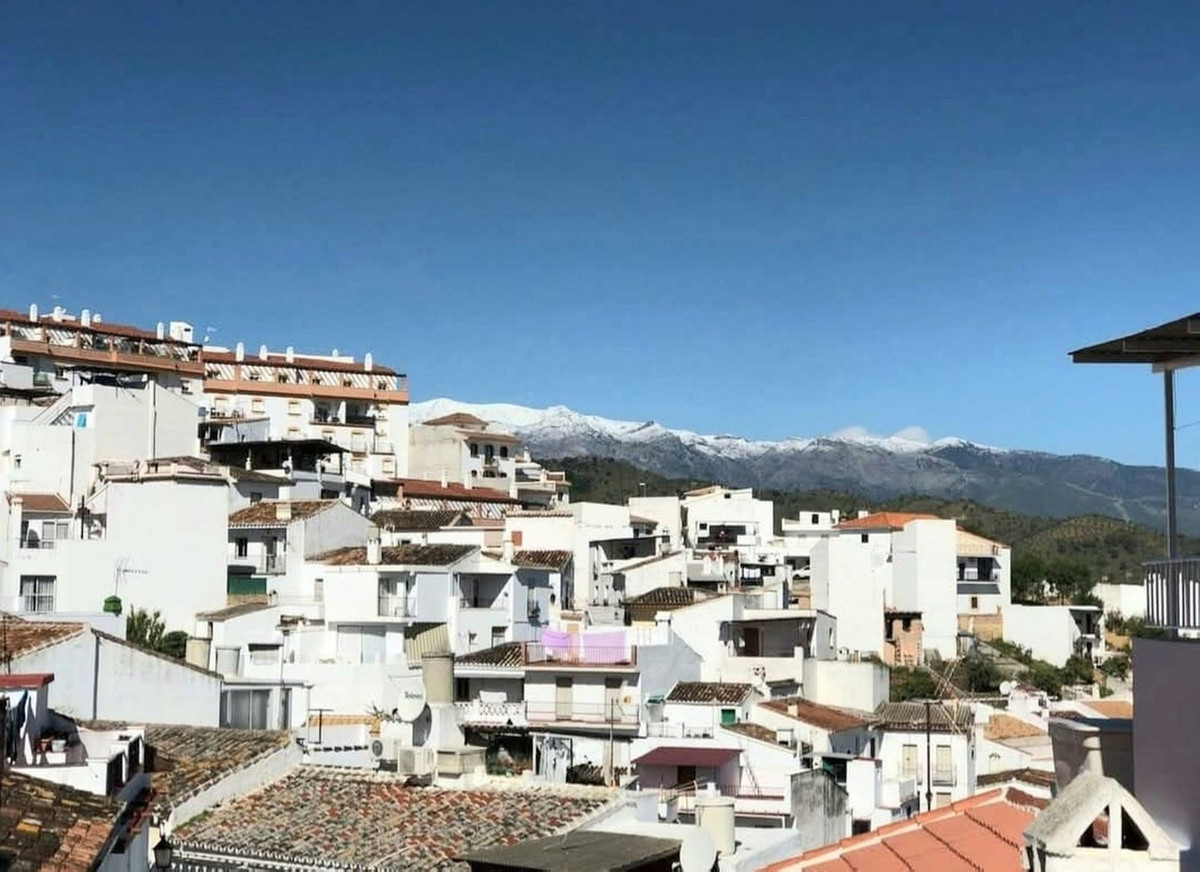 3 Bedroom Townhouse in Guaro - Photo 34