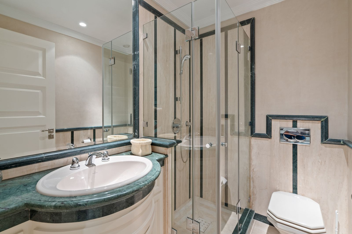 4 Bedroom Townhouse in Marbella - Photo 25
