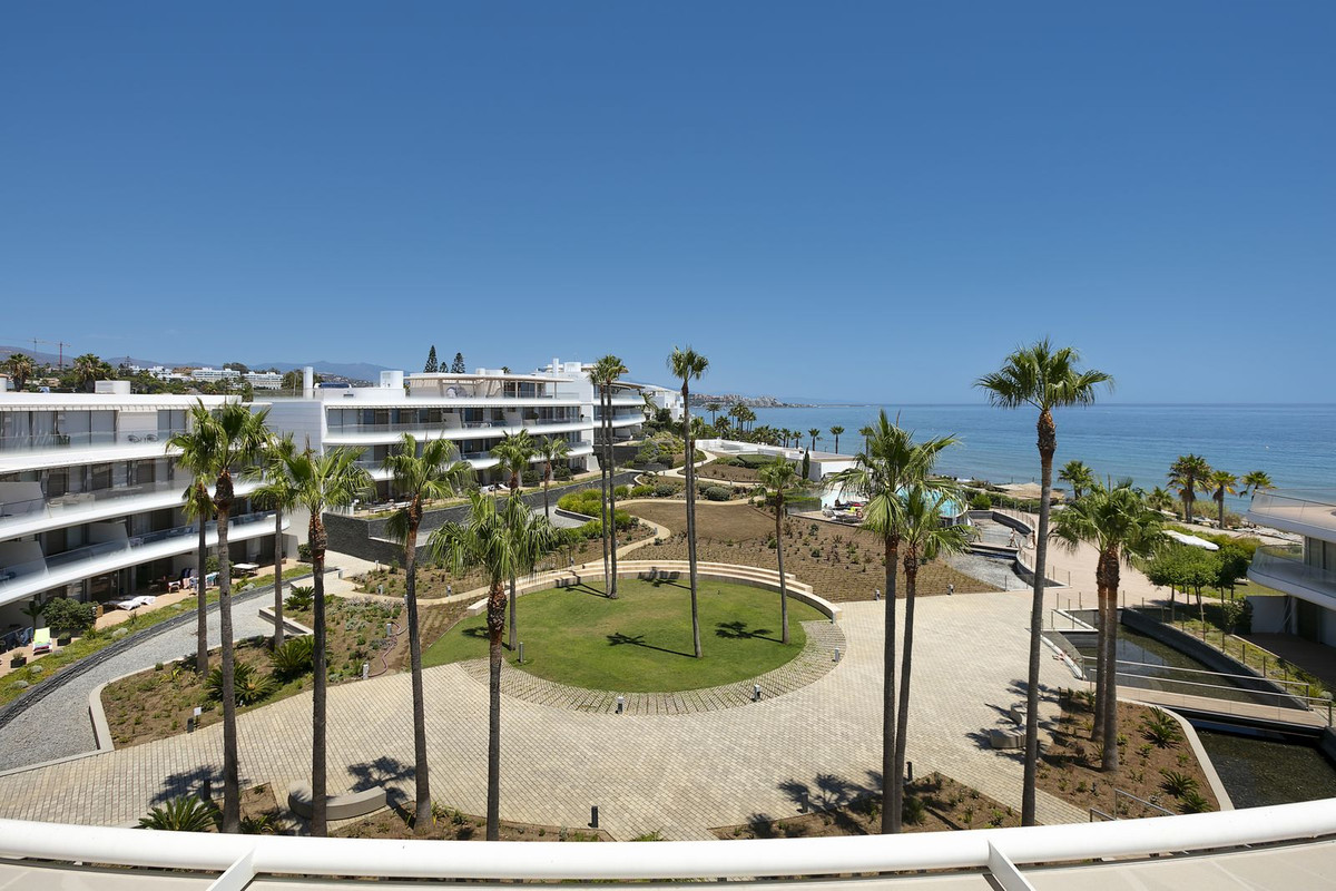 4 Bedroom Apartment in Estepona - Photo 3
