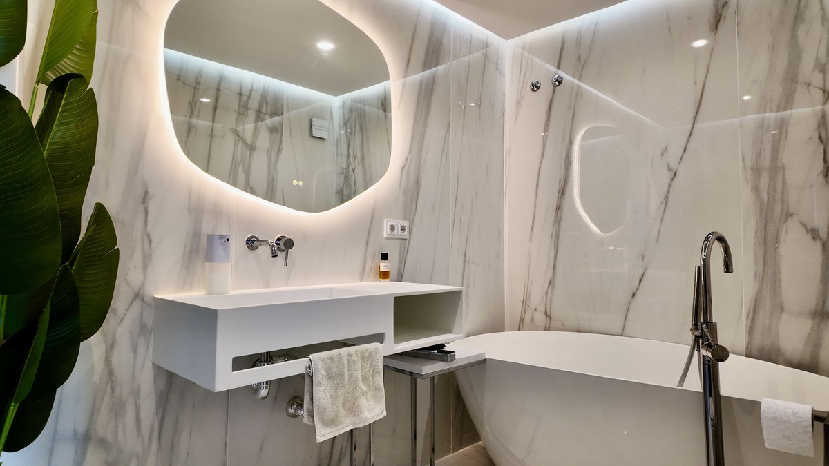 2 Bedroom Penthouse in Estepona - Photo 14