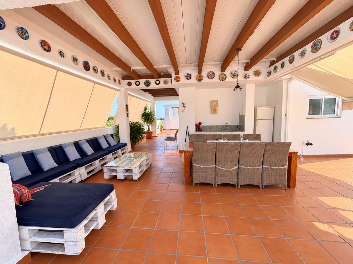 3 Bedroom Penthouse in Estepona - Photo 2