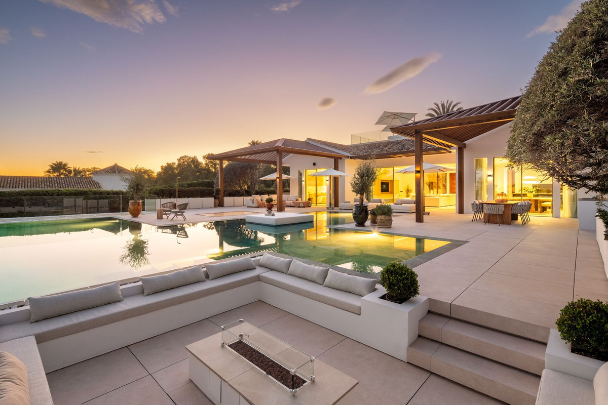 6 Bedroom Villa in Marbella - Photo 3