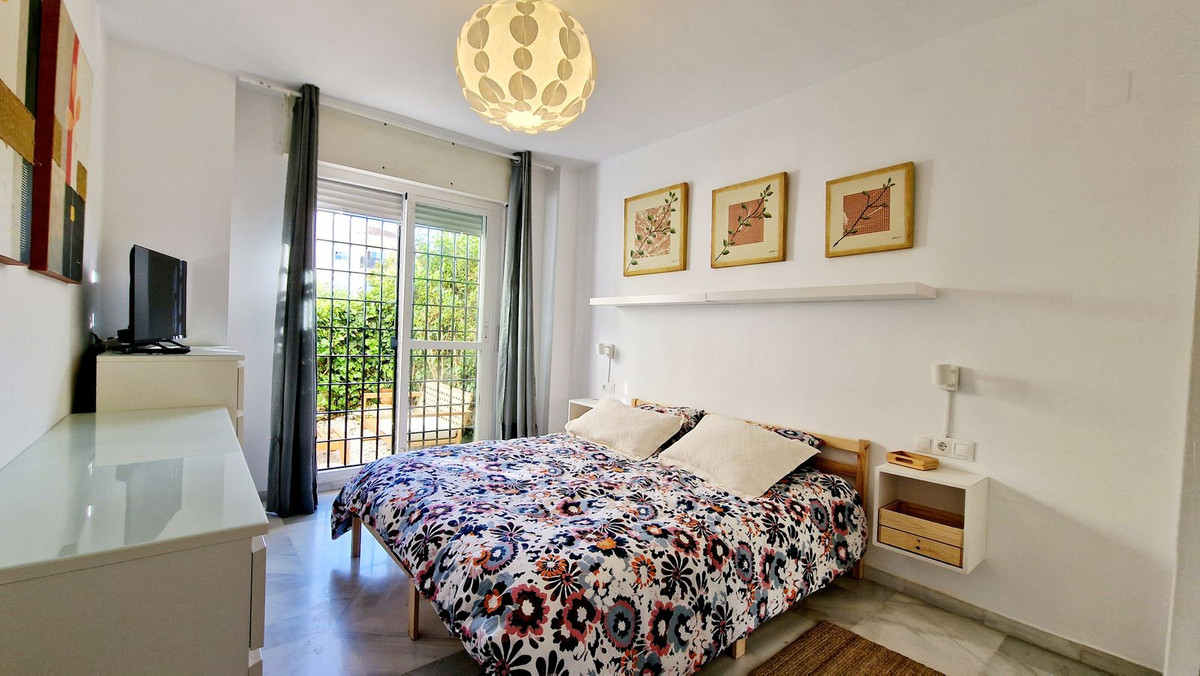 1 Bedroom Apartment in Marbella - Photo 10