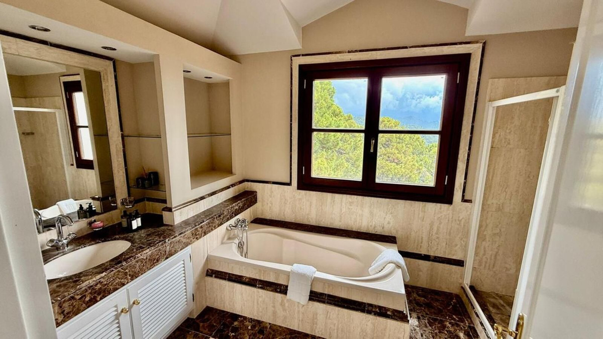 5 Bedroom Villa in Benahavís - Фото 24