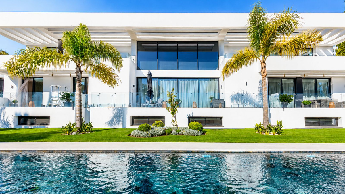 5 Bedroom Villa in Estepona - Photo 2