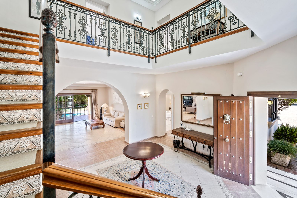 9 Bedroom Villa in Estepona - Photo 18