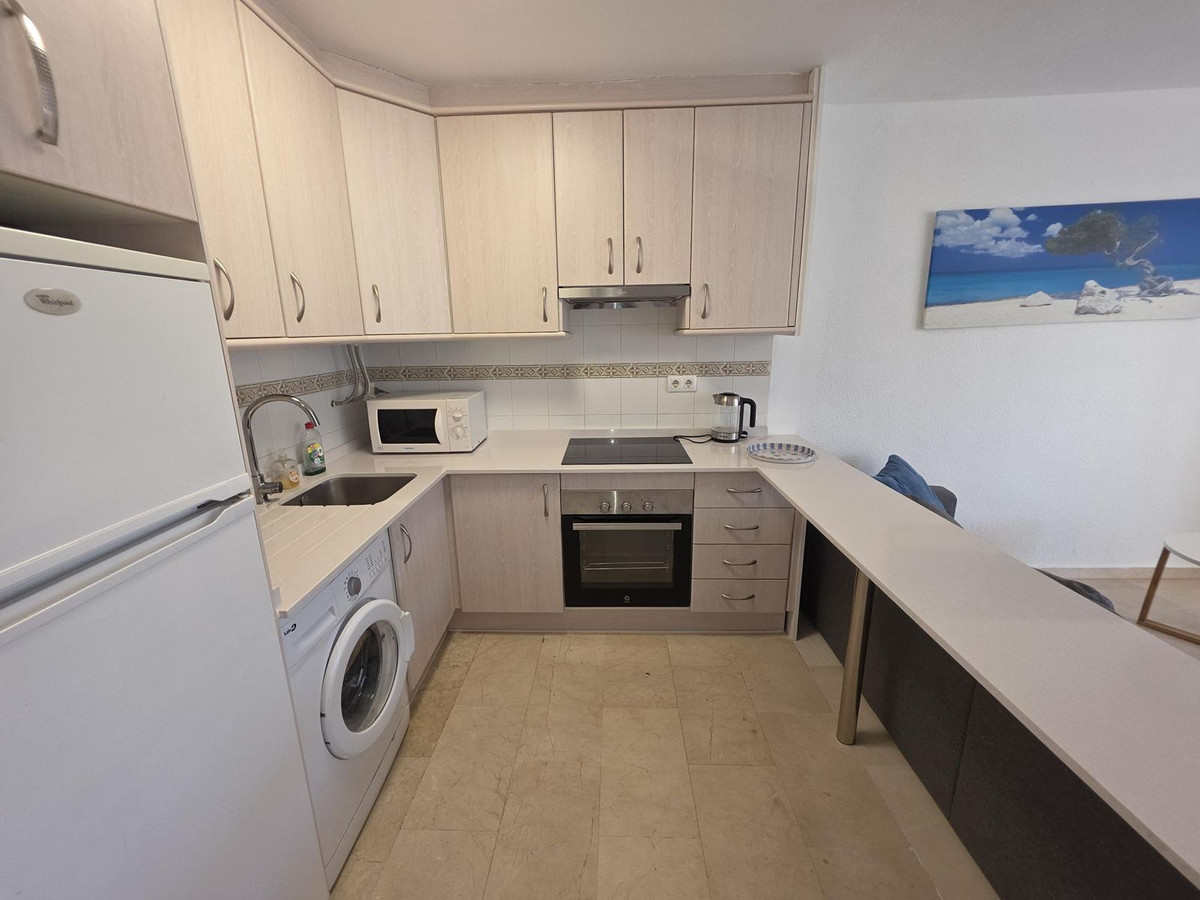 2 Bedroom Apartment in Fuengirola - Photo 7