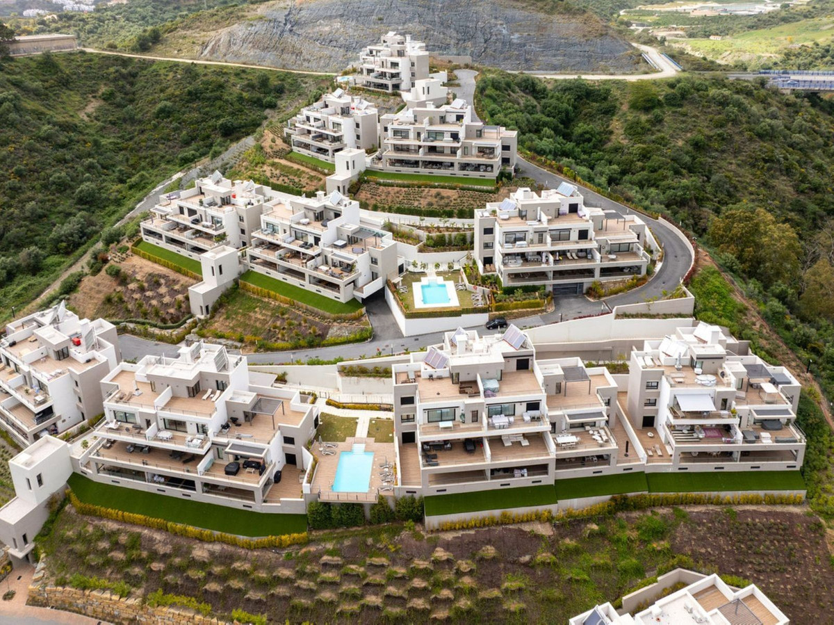 3 Bedroom Apartment in Marbella - Photo 2