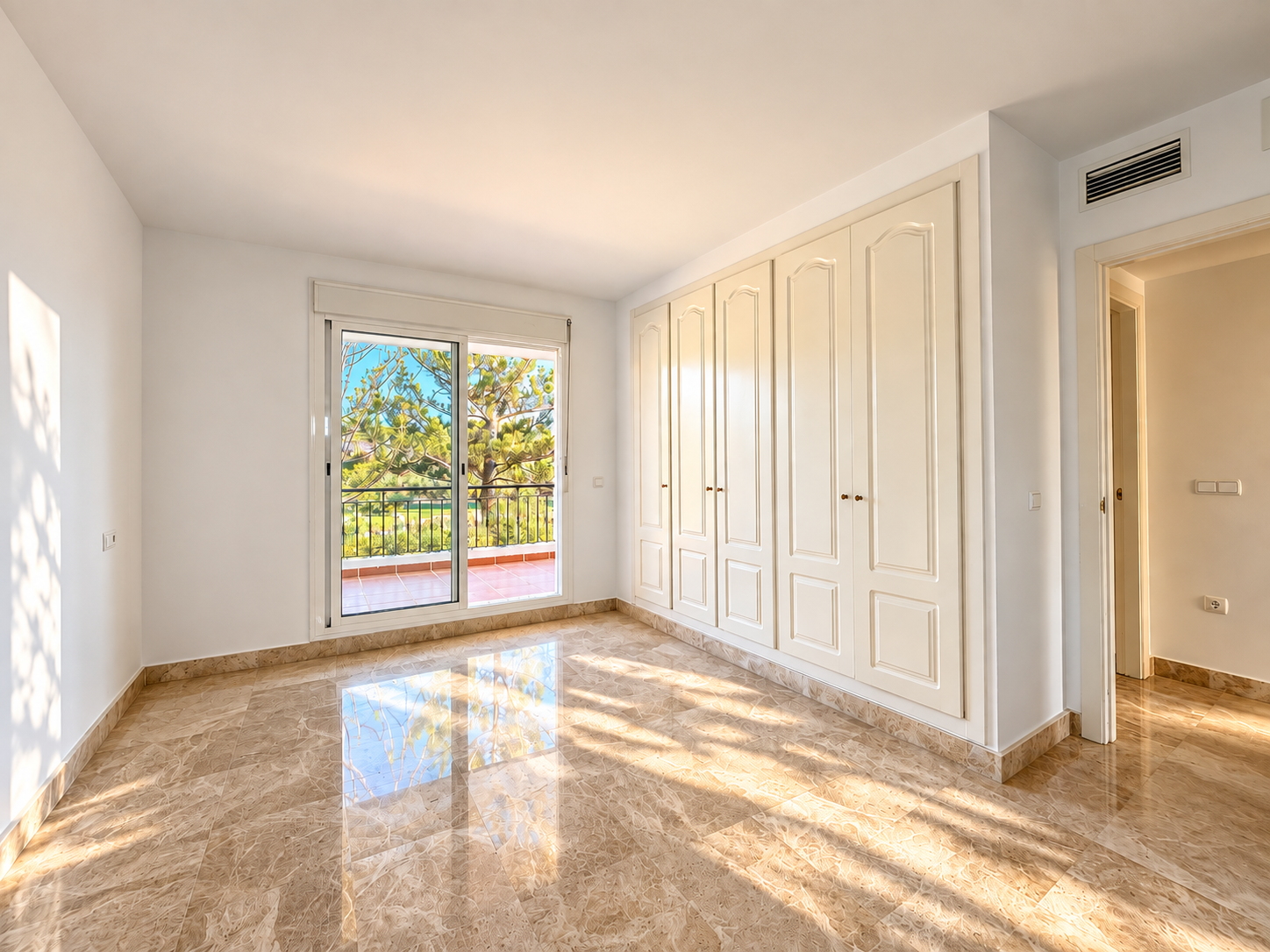 3 Bedroom Townhouse in Marbella - Photo 13