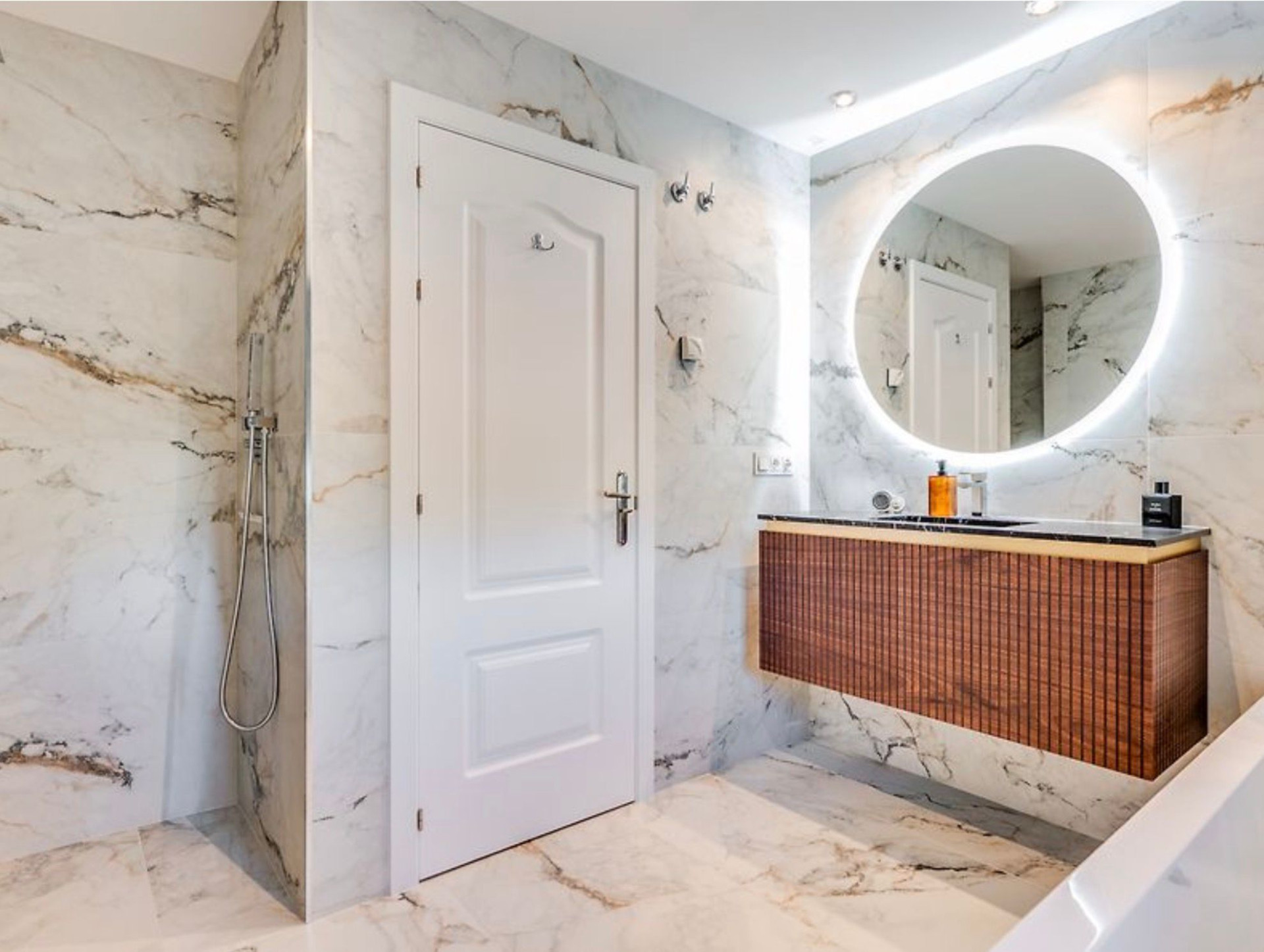 2 Bedroom Apartment in Benahavís - Photo 18