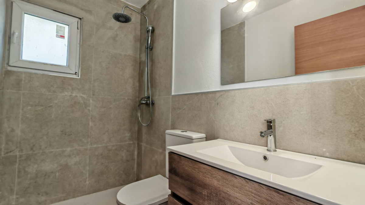 Chalet de 4 dormitorios con piscina en Málaga – Foto 12