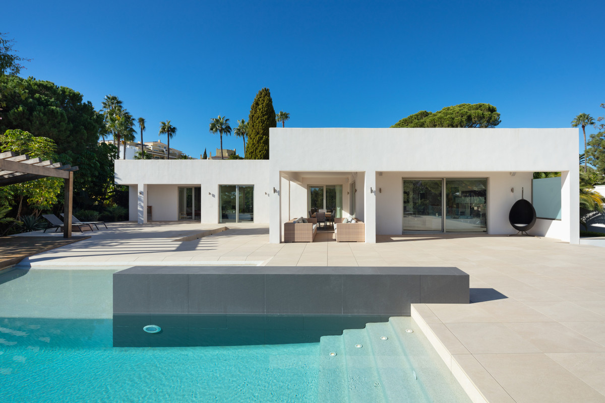 6 Bedroom Villa in Marbella - Photo 2