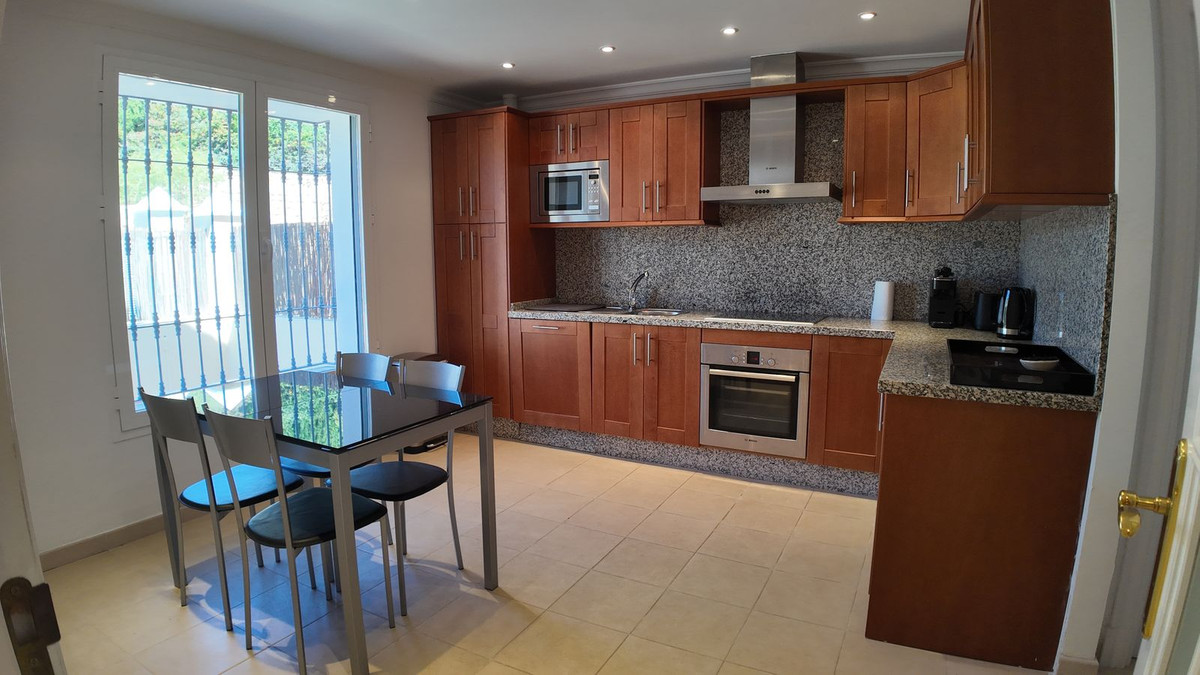 4 Bedroom Townhouse in Benahavís - Photo 9