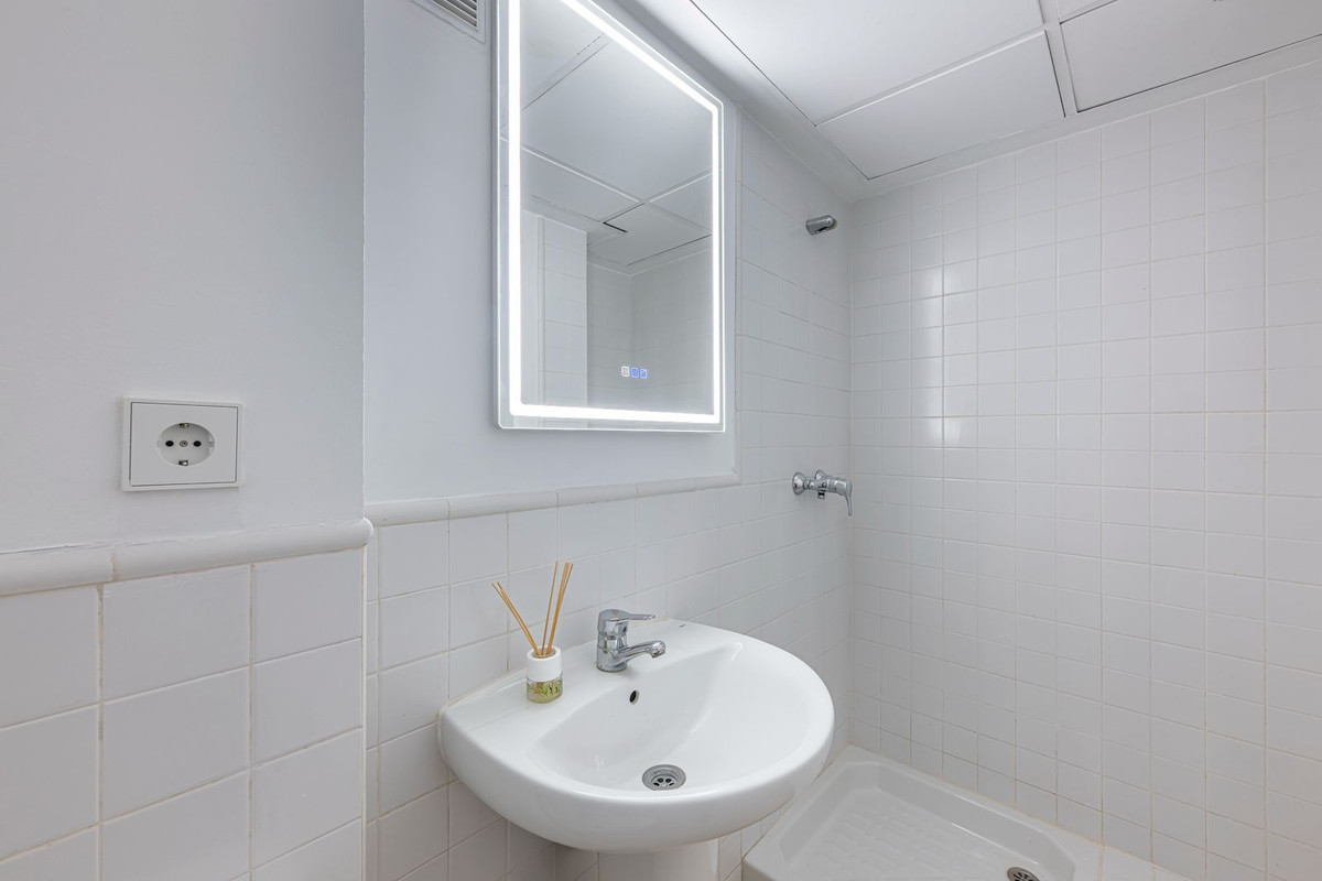 2 Bedroom Apartment in Estepona - Photo 26