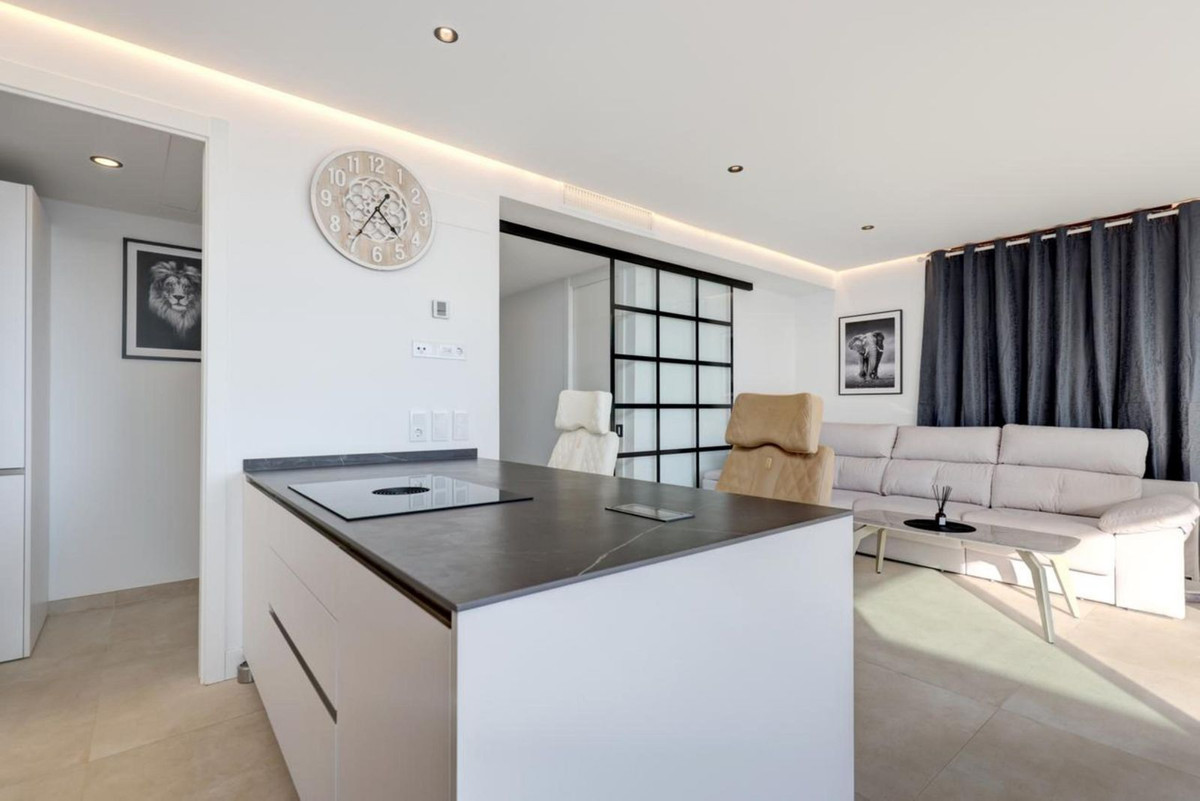 3 Bedroom Penthouse in Estepona - Photo 15