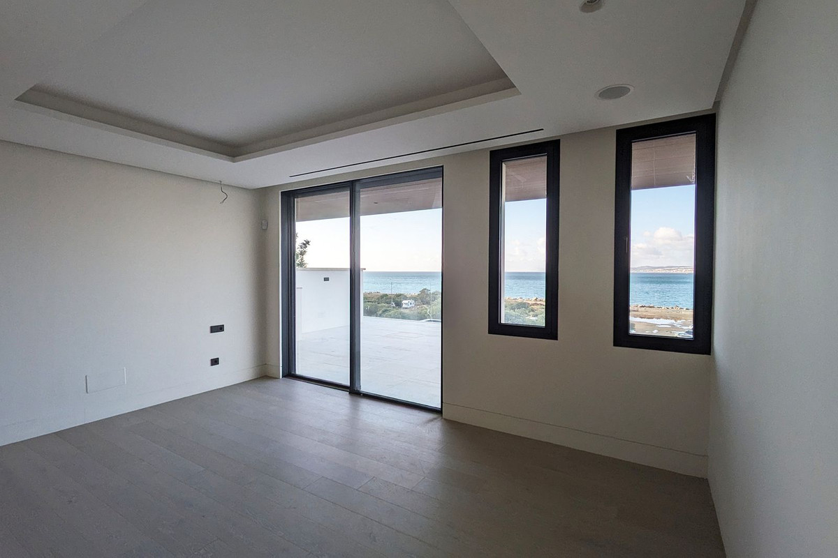 4 Bedroom Apartment in Estepona - Photo 15