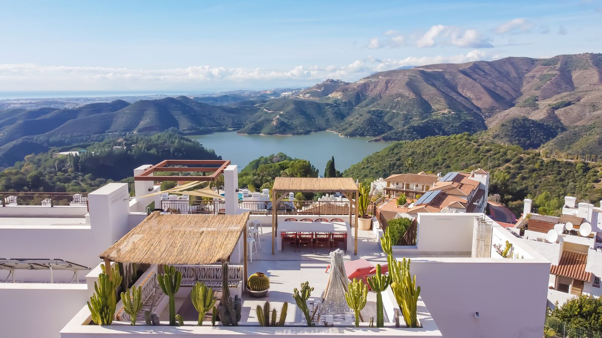 3 Bedroom Penthouse in Istán