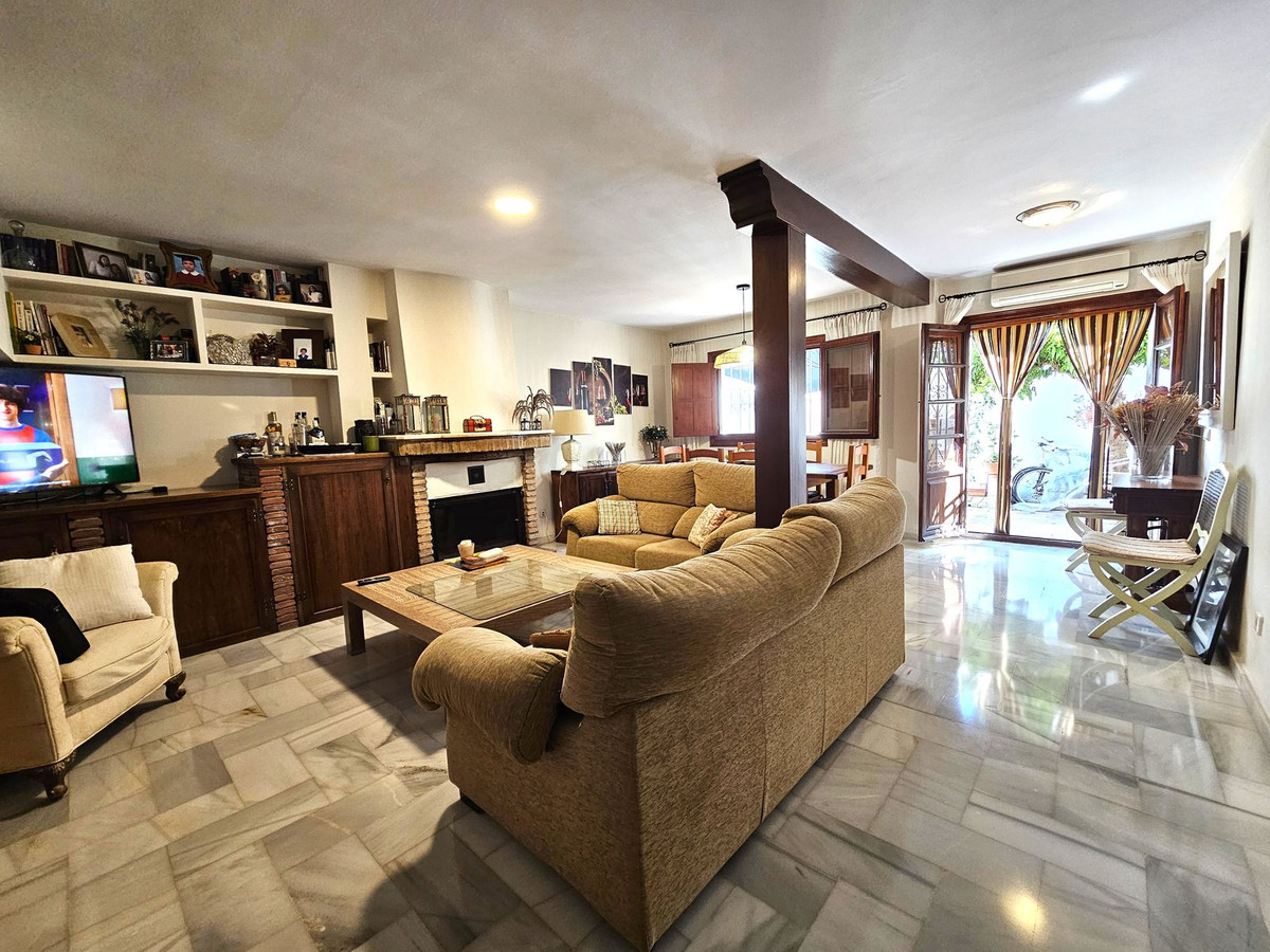 3 Bedroom Townhouse in Benahavís - Photo 6