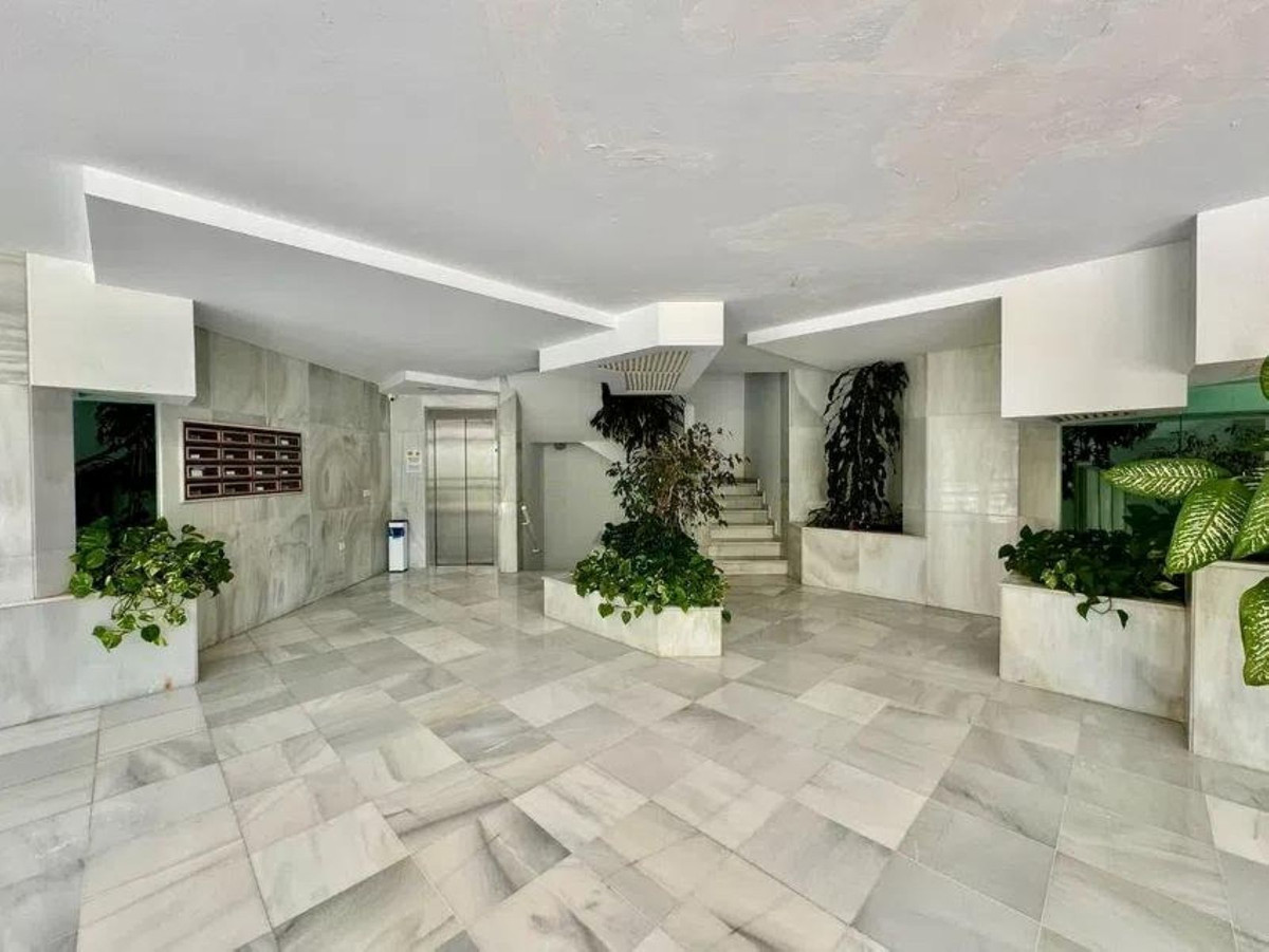 2 Bedroom Apartment in Torremolinos - Photo 24