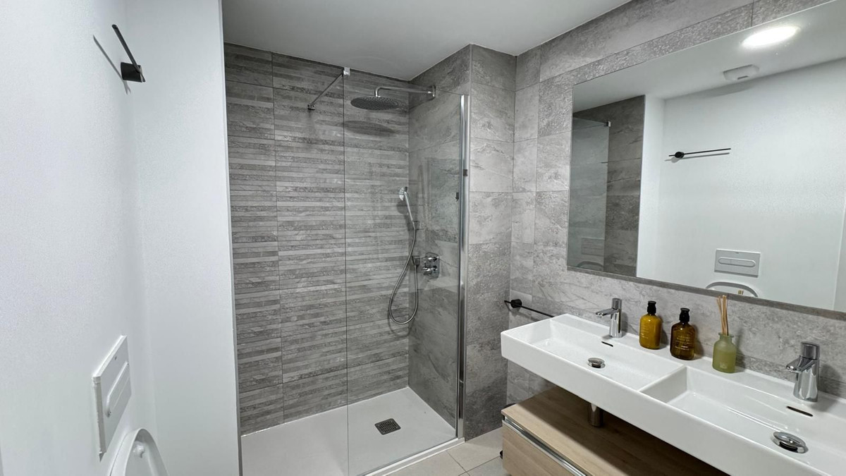3 Bedroom Apartment in Estepona - Photo 20