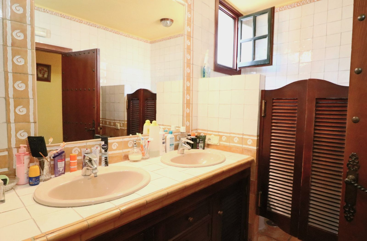 4 Bedroom Villa in Marbella - Photo 22