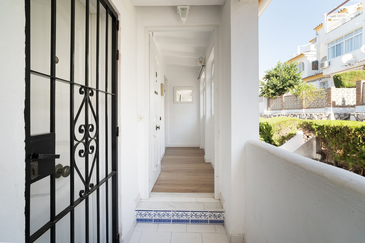 1 Bedroom Apartment in Benalmádena - Photo 4