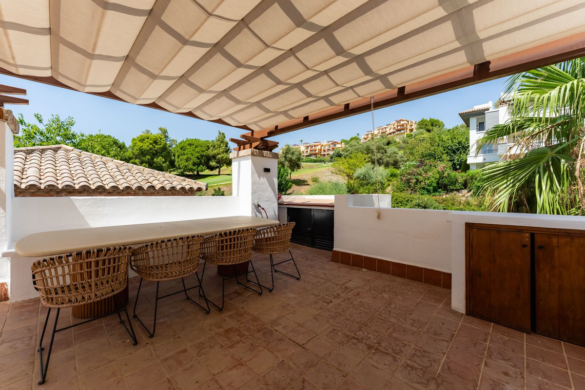 2 Bedroom Penthouse in Benahavís - Photo 36
