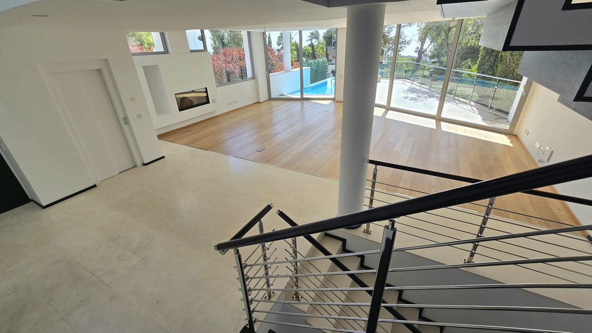 5 Bedroom Villa in Marbella - Photo 6